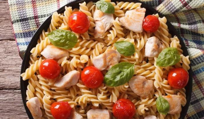 Frango maravilha com macarrão