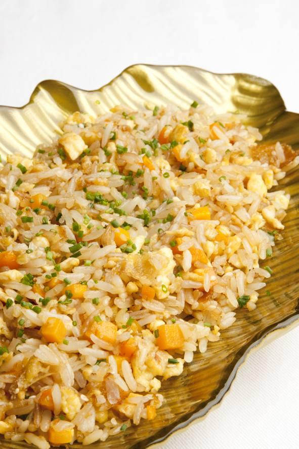 Arroz frito com cenoura e ovos