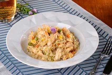 Prepare Tio João Cozinha Fácil – Arroz Integral + Vegetais conforme o modo de preparo indicado na embalagem. Em uma frigideira, grelhe as iscas de frango com a manteiga. Acrescente o limão, a mostarda, o sal, a pimenta e por último o mel. Misture bem e sirva em seguida. 