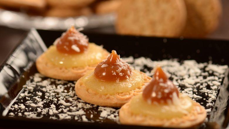 Biscoito de coco com queijo
