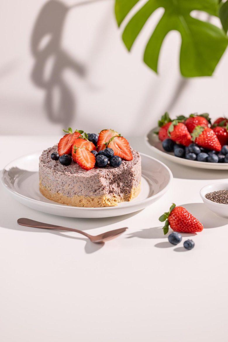 Cheesecake de açaí e frutas vermelhas