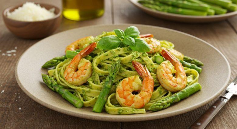 Fettuccine ao molho pesto com camarão e aspargo