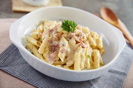 Macarrão de panela com calabresa e creme de leite