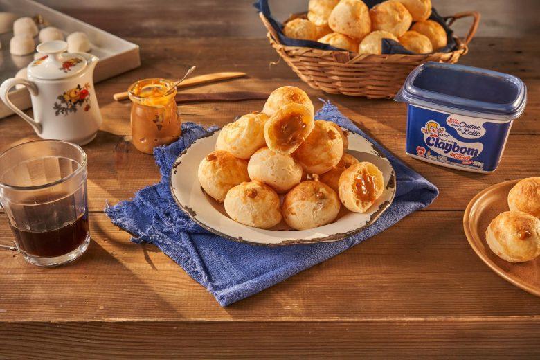 Pão de queijo recheado com doce de leite