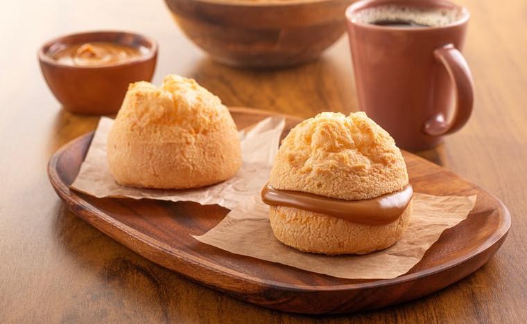 Pão de queijo com recheio de doce de leite