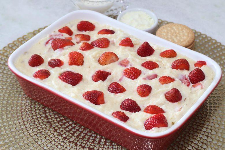 Pavê de suspiros com morango