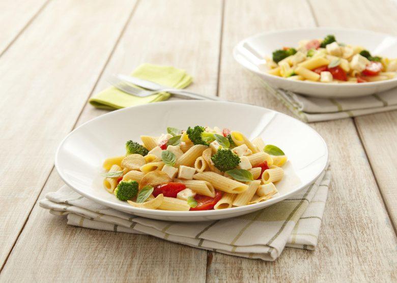 Pena com brócolis, tomatinhos, queijo Minas e manjericão