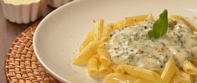 Penne ao molho branco de espinafre