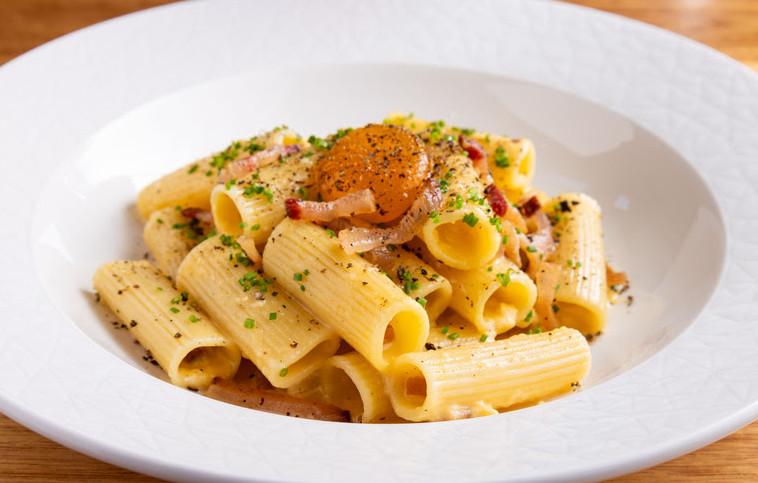 Rigatoni alla carbonara com gema curada