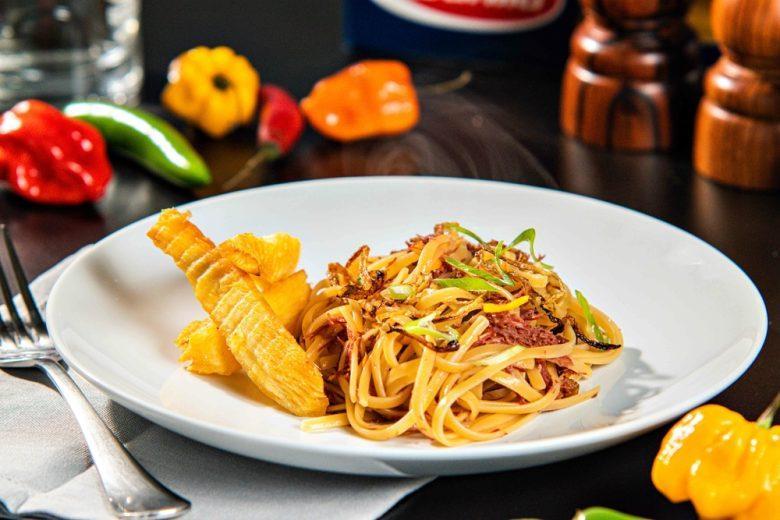 Linguine com carne seca e mandioca