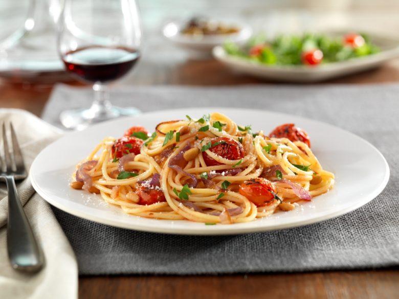 Spaghetti com tomatinho confit, cebola caramelizada e nozes