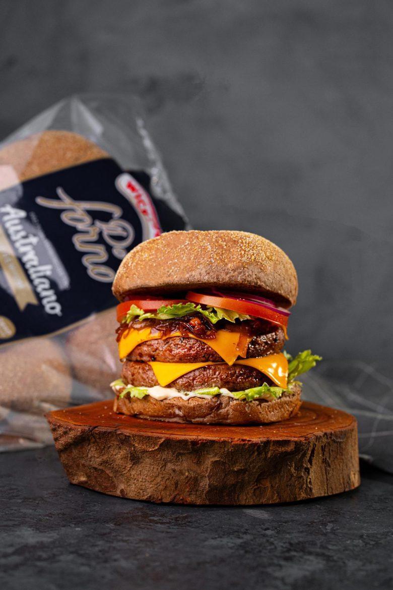 Hambúrguer com cheddar e geleia de cebola e bacon
