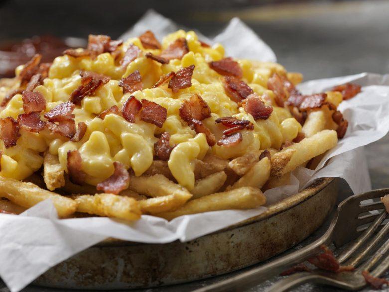 Batata com queijo cheddar e bacon