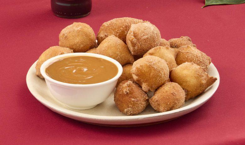 Bolinho de chuva com calda de doce de leite e shoyu