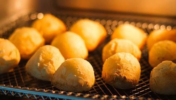 Bolo de pão de queijo crocante