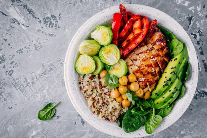 Bowl de frango grelhado com quinoa e legumes assados