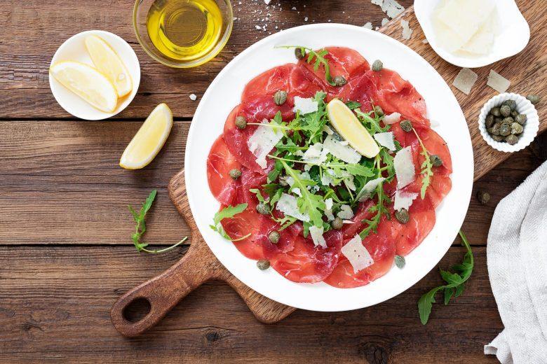 Carpaccio com alcaparras e molho de mostarda