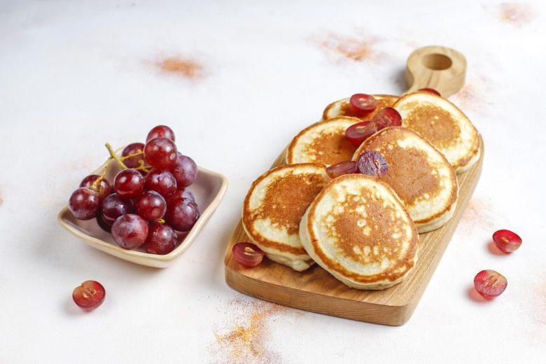 Mini panqueca com uva caramelizada