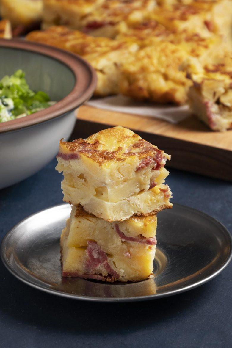 Torta de bacon, maçã verde e gorgonzola com crosta de aveia e nozes