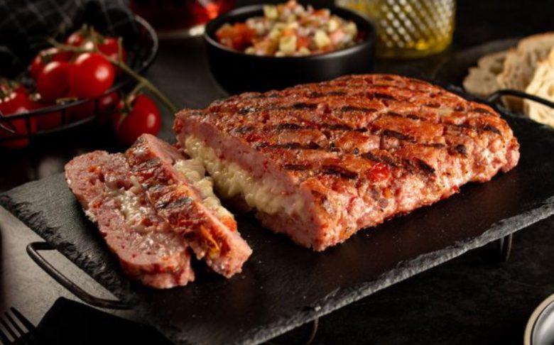 Manta de linguiça toscana com pimenta-biquinho recheada com queijo