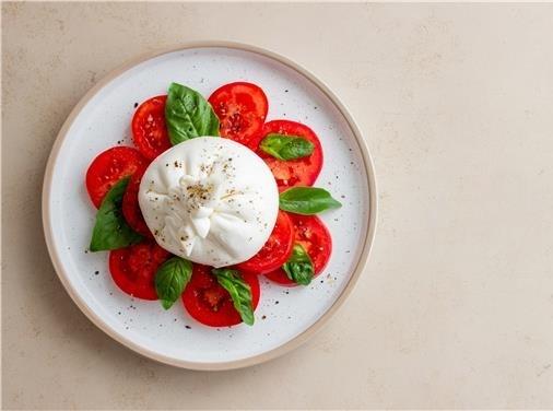 Burrata com tomate e manjericão