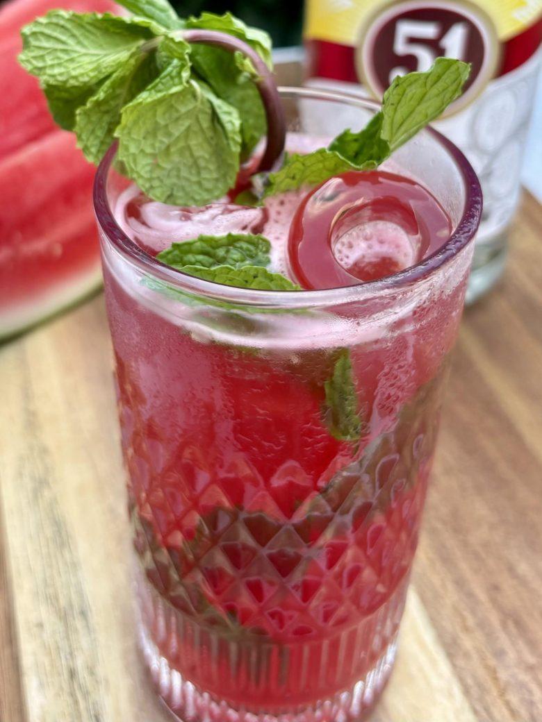 Caipirinha de melancia com hortelã