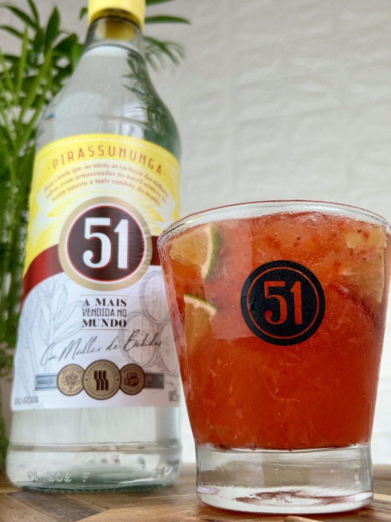 Caipirinha de morango com limão