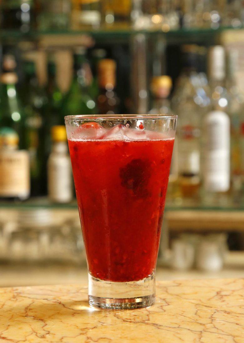 Caipirinha especial de frutas vermelhas