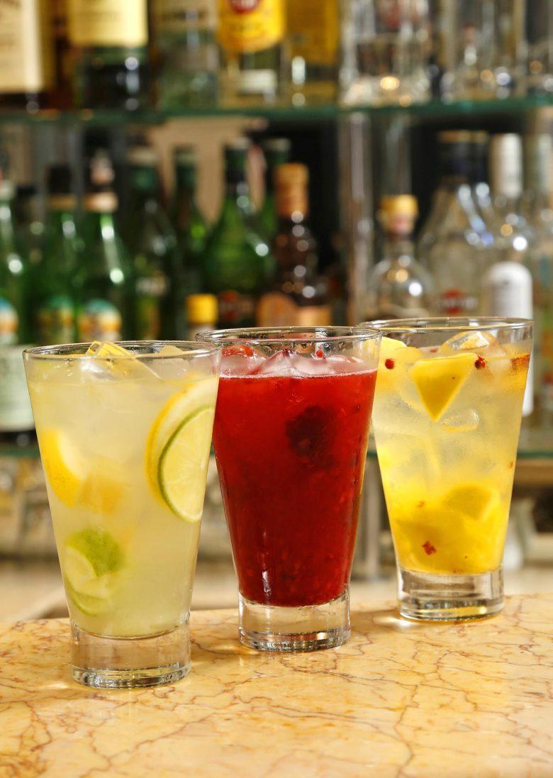 Caipirinha de manga com pimenta rosa