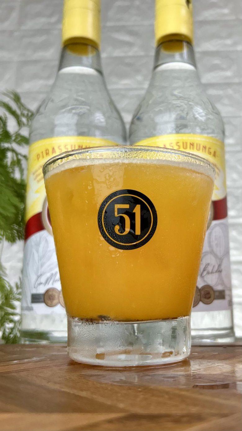 Drink de manga e maracujá com cachaça