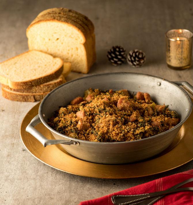 Farofa crocante de pão de milho com escarola e pernil