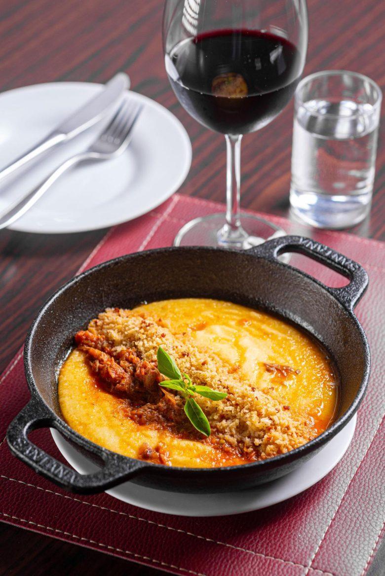 Polenta cremosa com ragu de costela