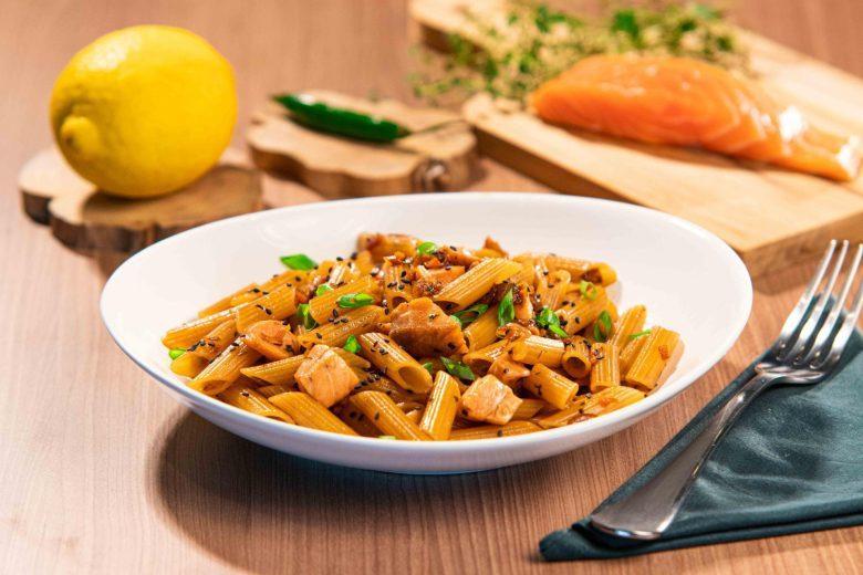 Penne com salmão e limão siciliano