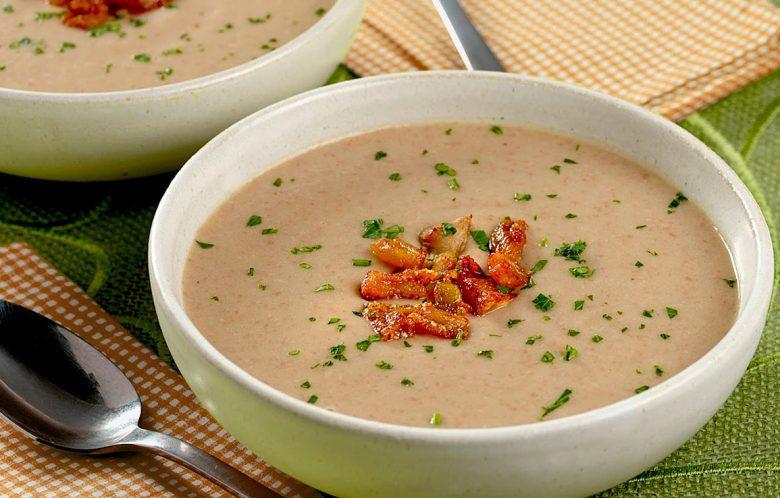 Sopa de feijão com batata e carne suína