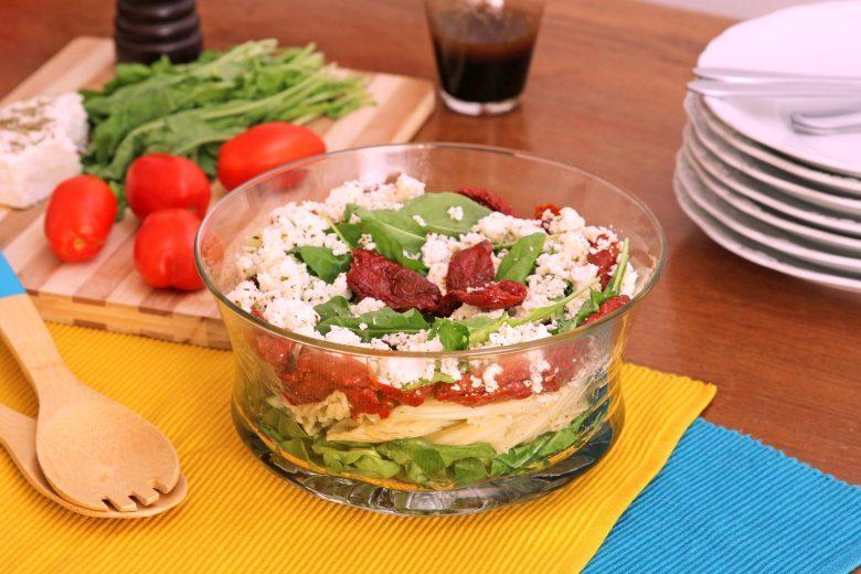 Salada caprese em camadas