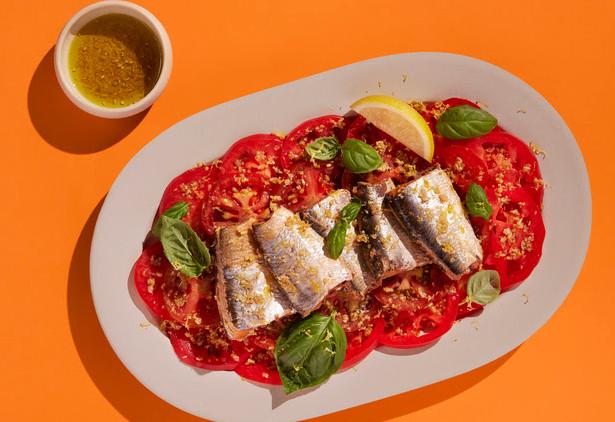 Sardinha cítrica com tomate assado e ervas 