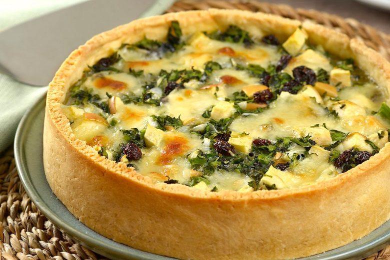 Torta aberta de espinafre com queijo