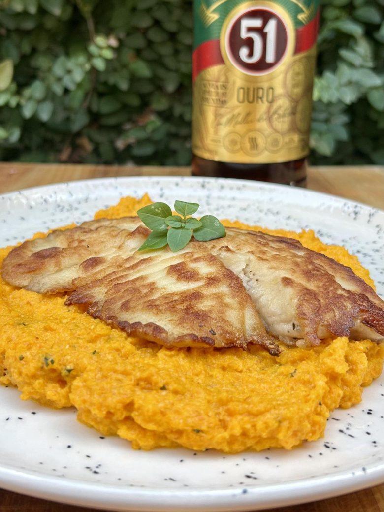 Tilápia e purê de cenoura com cachaça