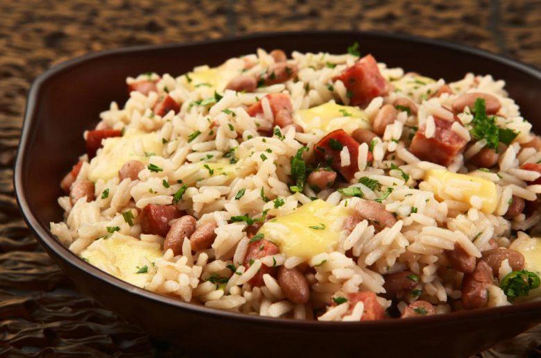 Baião de dois com caldo de bacon