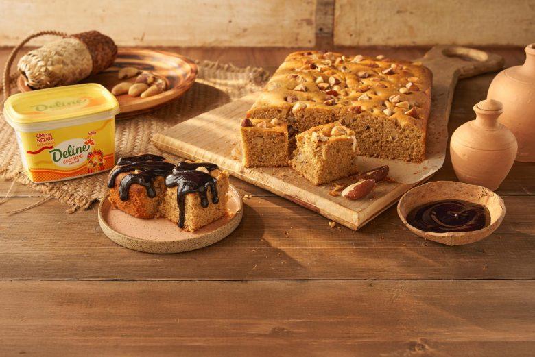 Bolo de castanha-do-pará com calda de açaí