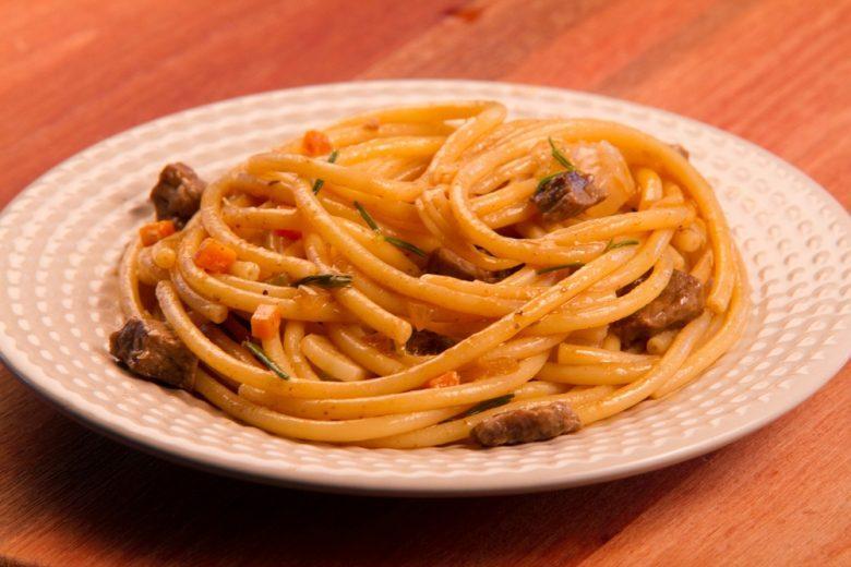 Bucatini com molho fricassê de cordeiro