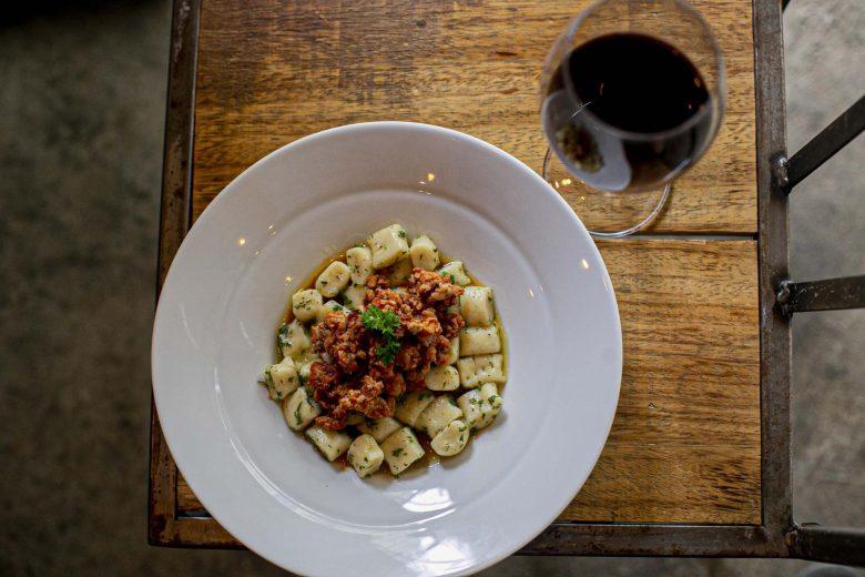 Gnocchi al burro com calabresa e erva doce