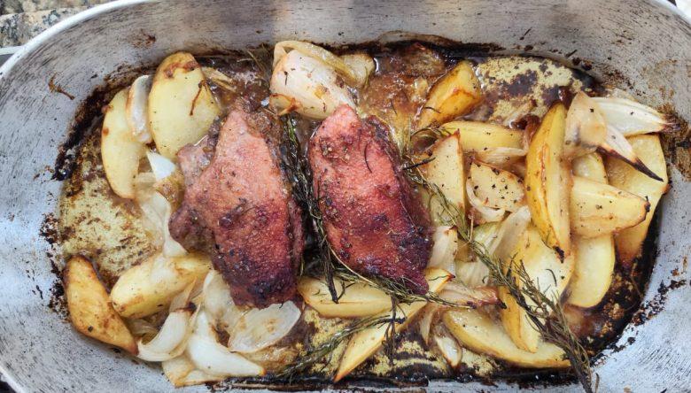 Peito de marreco com geleia de maçã e legumes assados