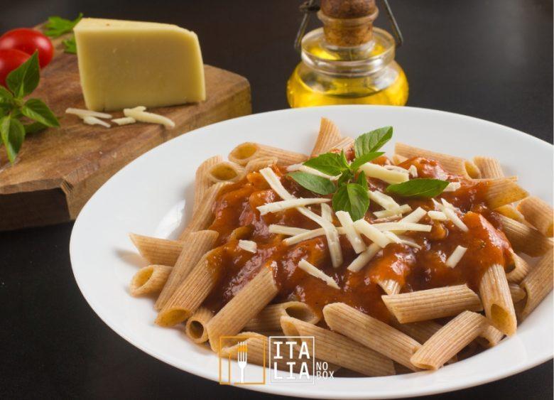 Penne ao molho de tomate fresco e manjericão