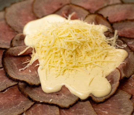 Rosbife com creme de queijo parmesão