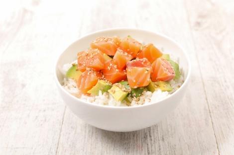 Tirashizushi de salmão e avocado