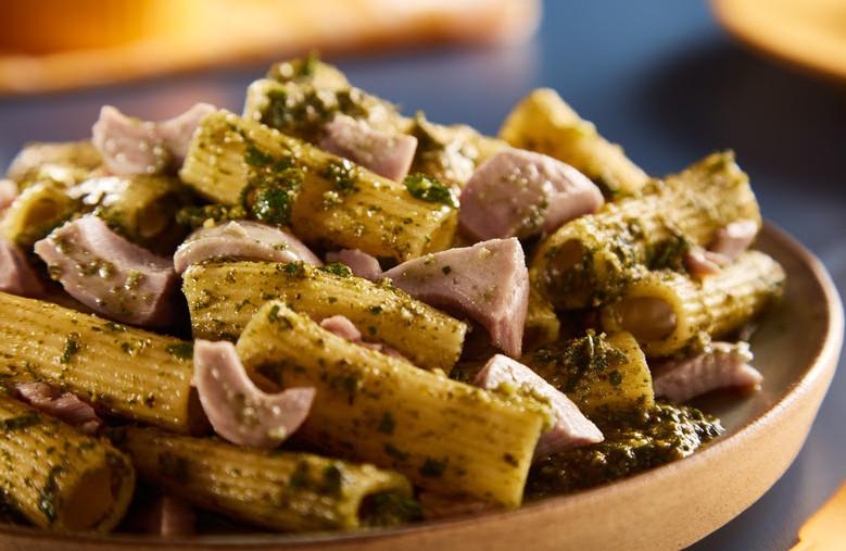 Macarrão ao pesto com atum