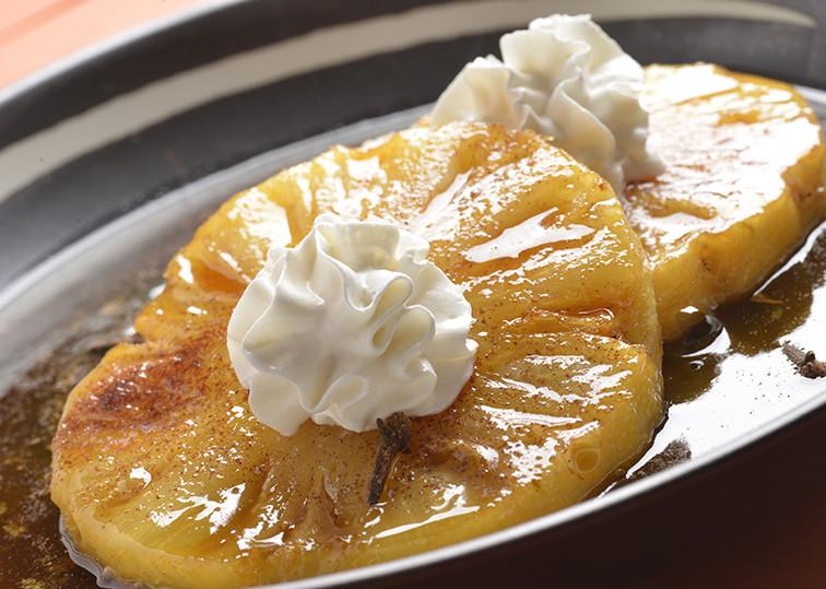 Abacaxi caramelado com cravo e canela