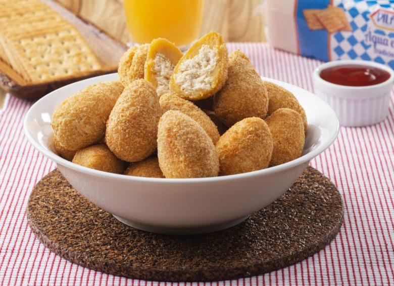 Coxinha de frango com farofa de cracker