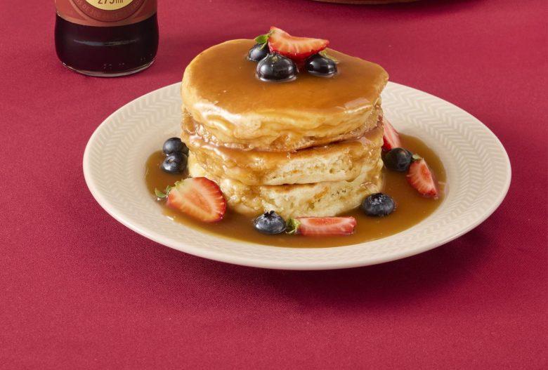 Panqueca americana com calda de mel, shoyu e frutas